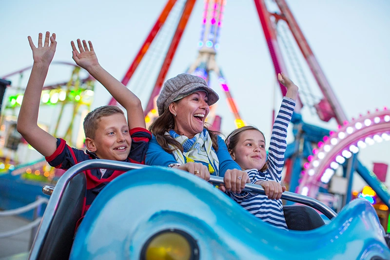 Fahrgeschäfte kaufen und mieten – von Riesenrad bis Achterbahn. WOATT vermittelt TÜV-geprüfte Attraktionen weltweit und bietet Beratung, Transport, Montage & Service aus einer Hand.